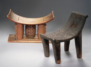 L-R: Ashanti Tabure ve Ngombe Tabure (ahşap)